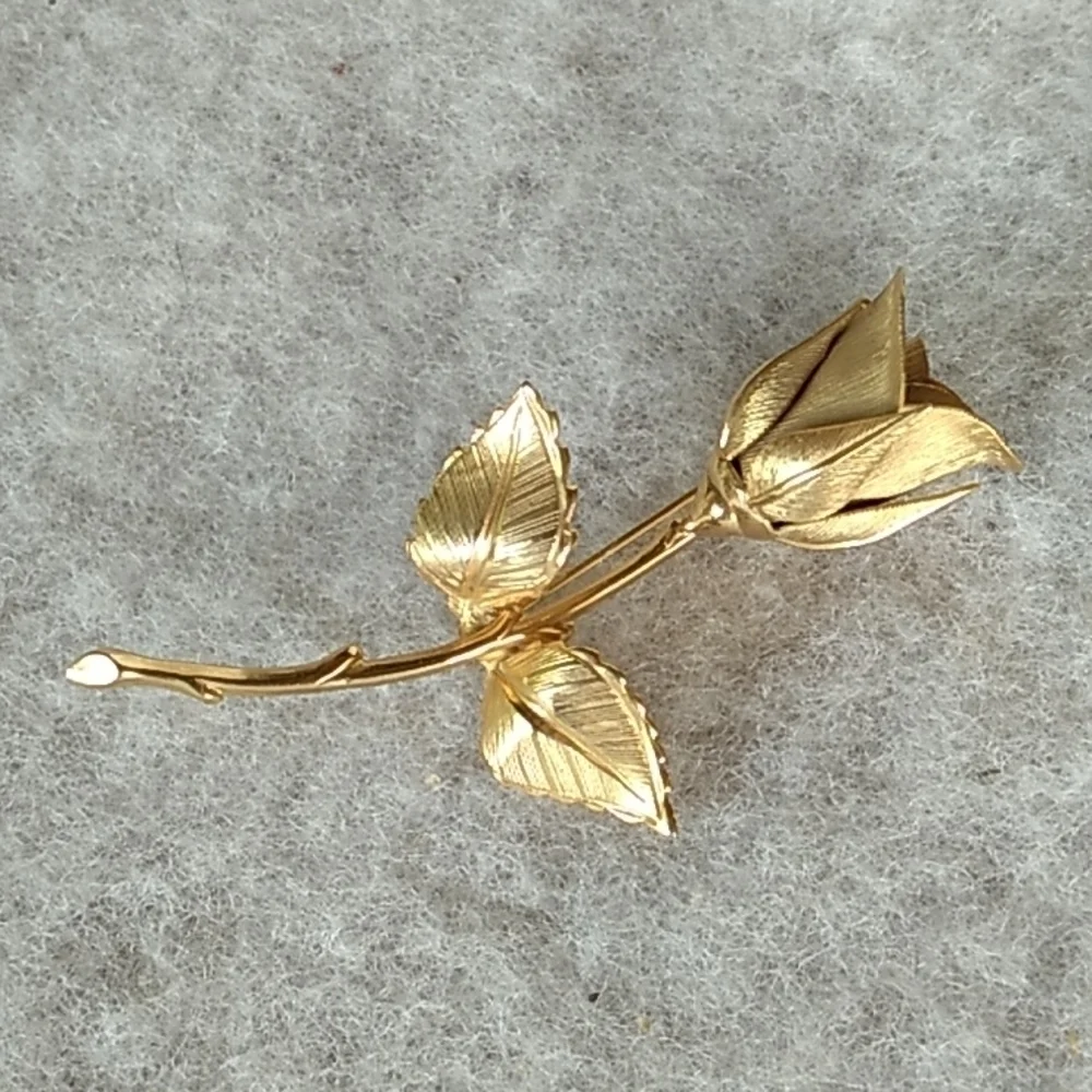 Vintage gold-tone rose 🌹 brooch pin